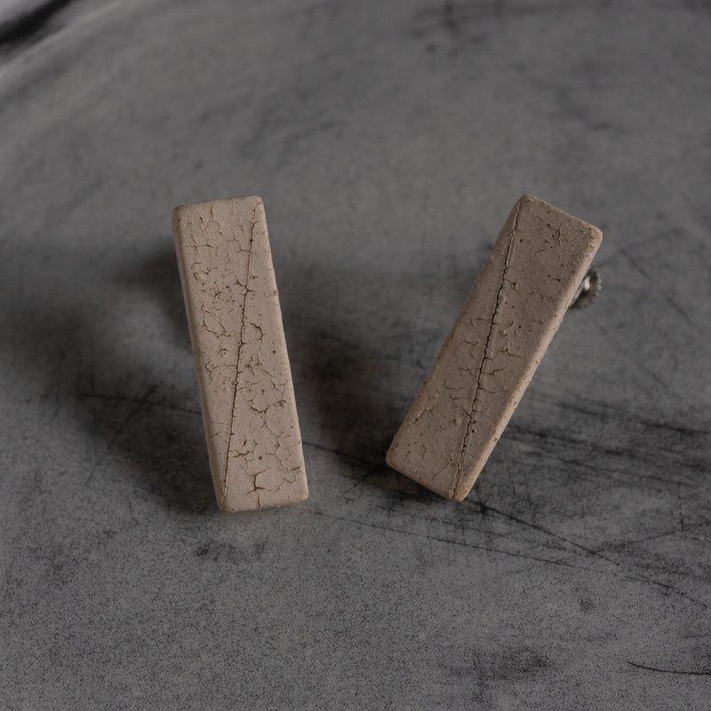 阿部有希 罅絵 イヤリング 四角 斜線