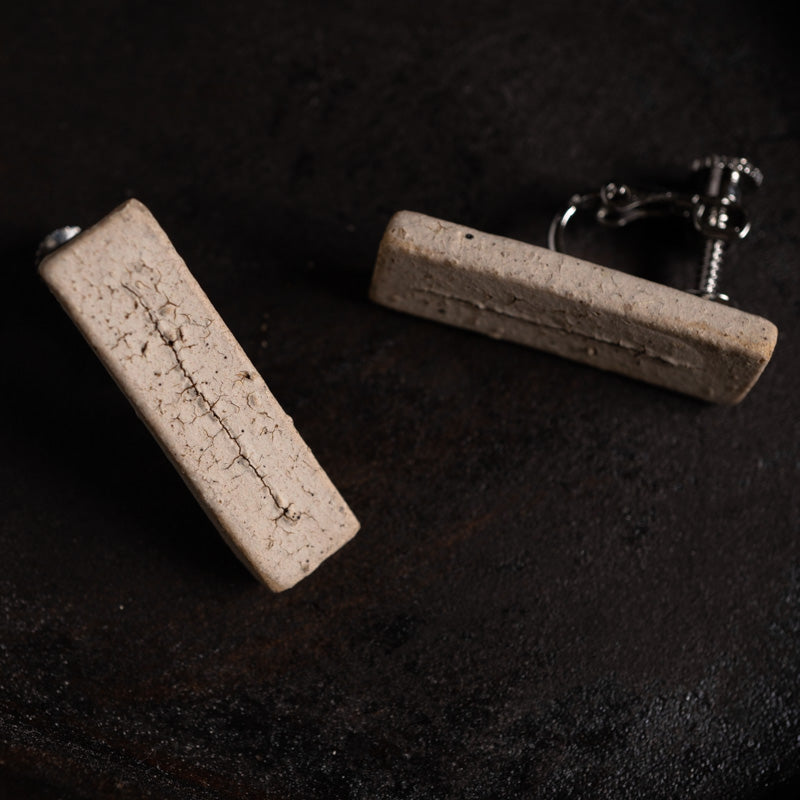 阿部有希 罅絵 イヤリング 四角 センターライン