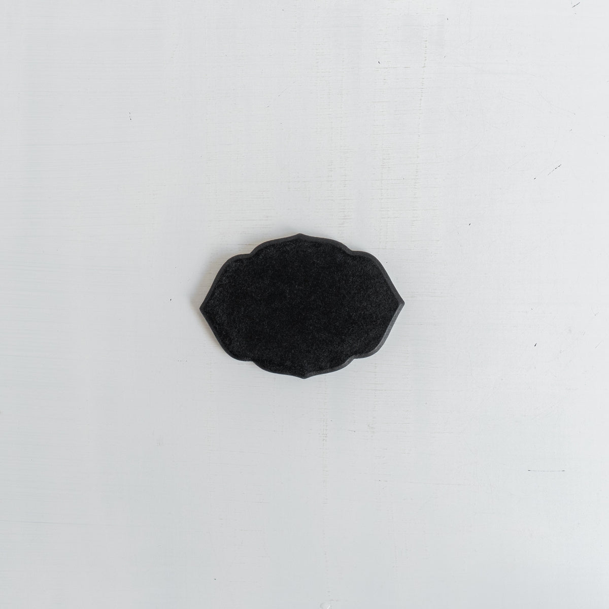蝶野秀紀 輪花皿 葉 黒 豆豆