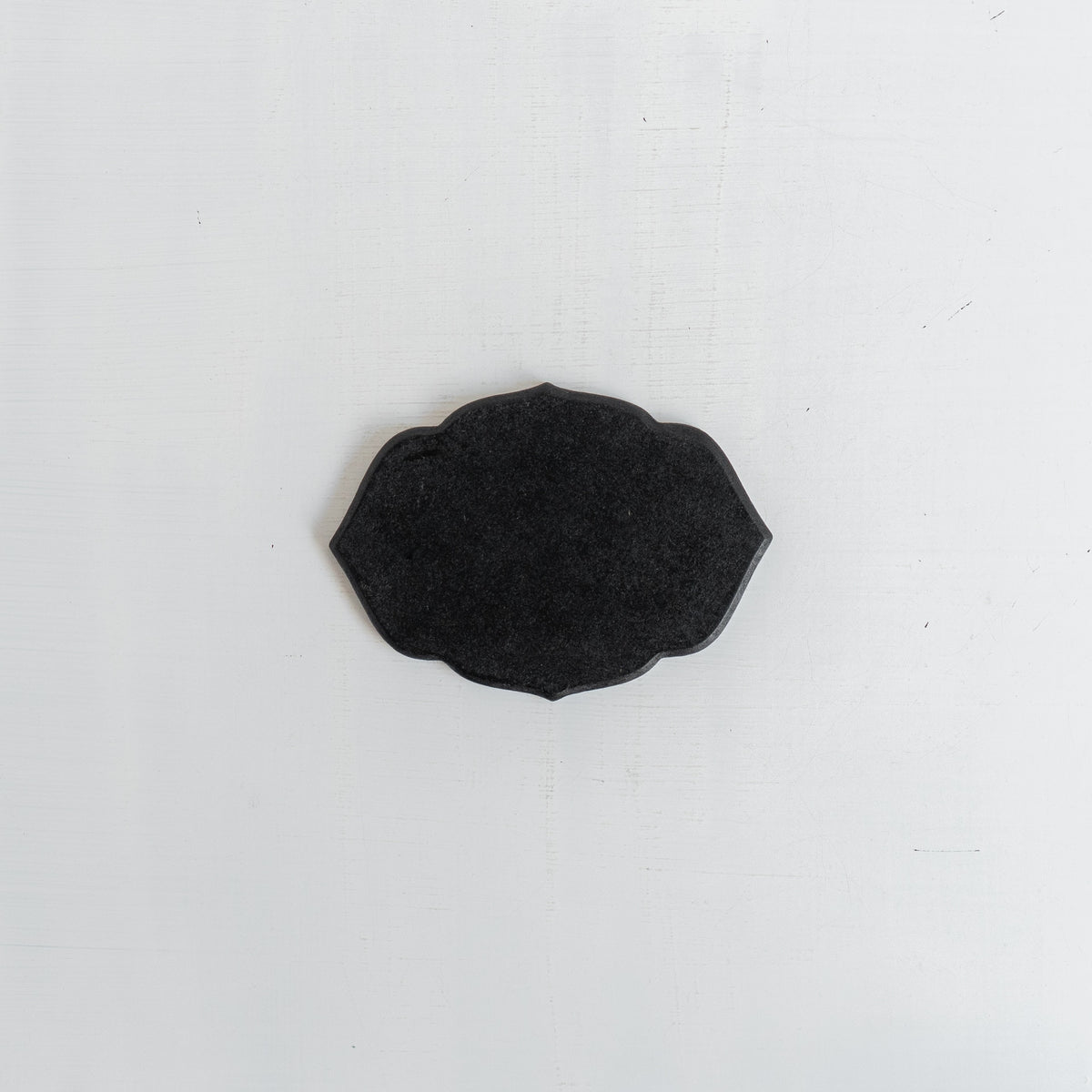 蝶野秀紀 輪花皿 葉 黒 豆