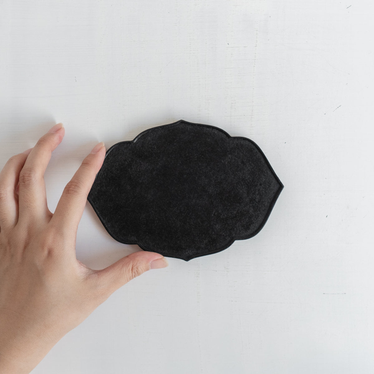 蝶野秀紀 輪花皿 葉 黒 中