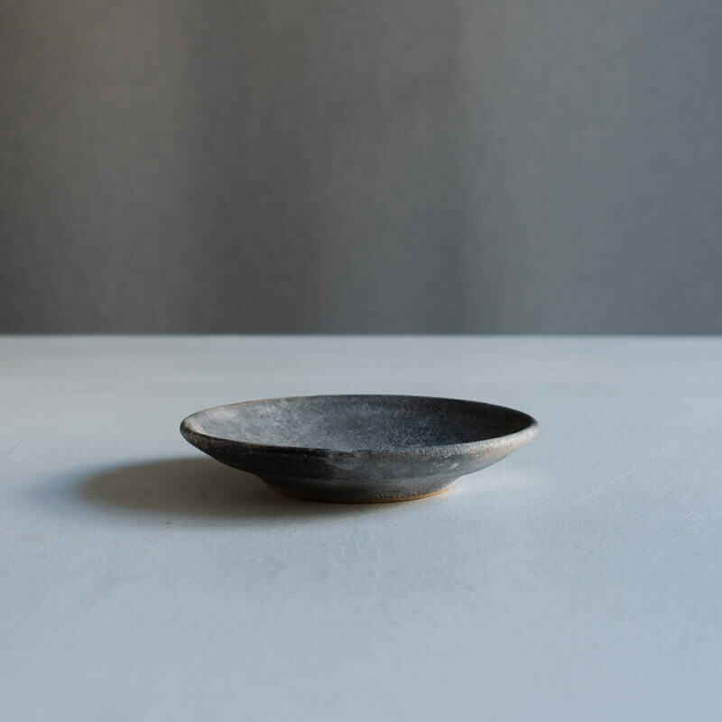 芳賀稔 埋め焼き 白 皿 15cm – うつわ屋まほろ