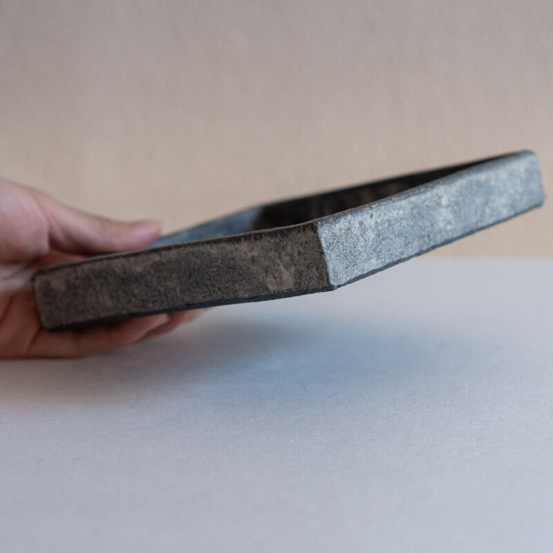 梶原妙子 粉打 黒 立縁正方皿 13.5cm