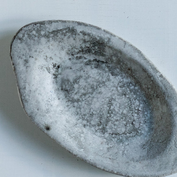 菊地亨 楕円小皿 白墨