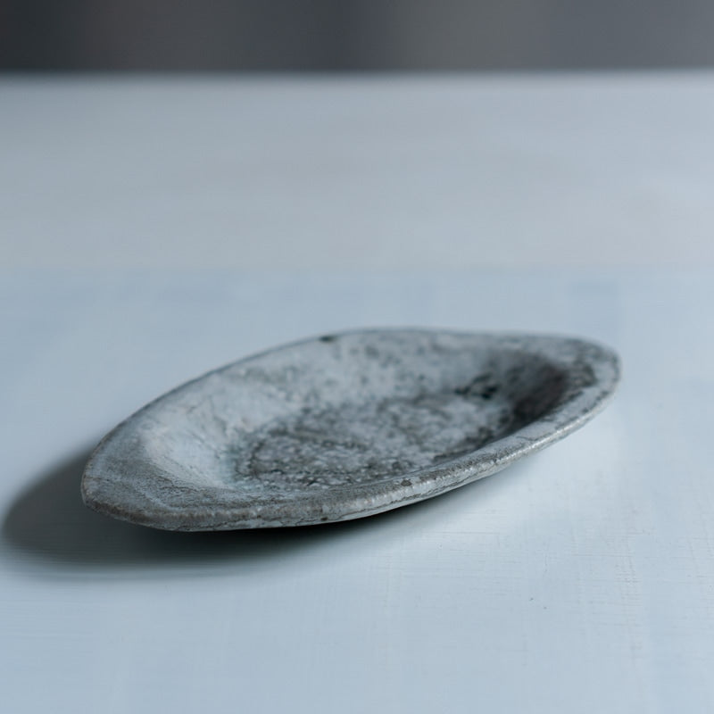 菊地亨 楕円小皿 白墨