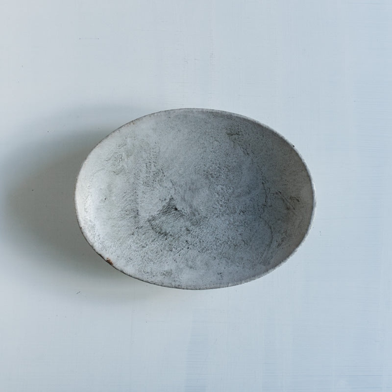 菊地亨 楕円皿 白墨